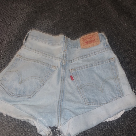 Rolled up light wash Levi shorts - Picture 2 of 4